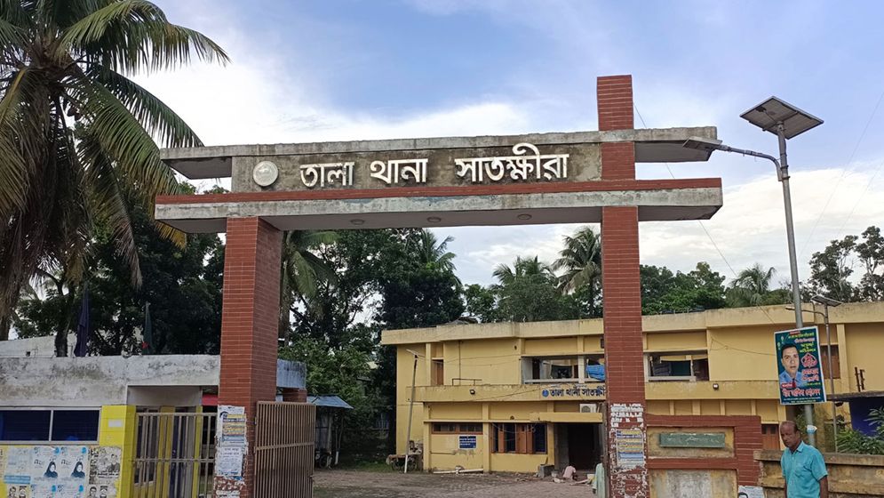 সাতক্ষীরায় বৈদ্যুতিক খুঁটিতে বেঁধে বাবাকে মারধর, ৩ দিন পর মেয়ের রহস্যজনক মৃত্যু