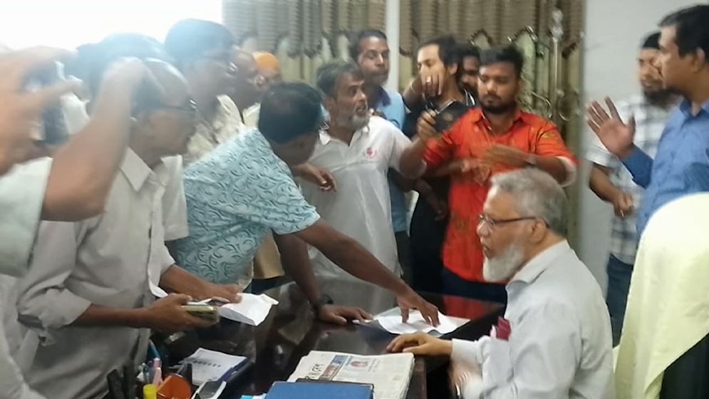 ভিসিকে জোর করে পদত্যাগপত্রে স্বাক্ষরের অভিযোগে থানায় মামলা, গ্রেফতার ১