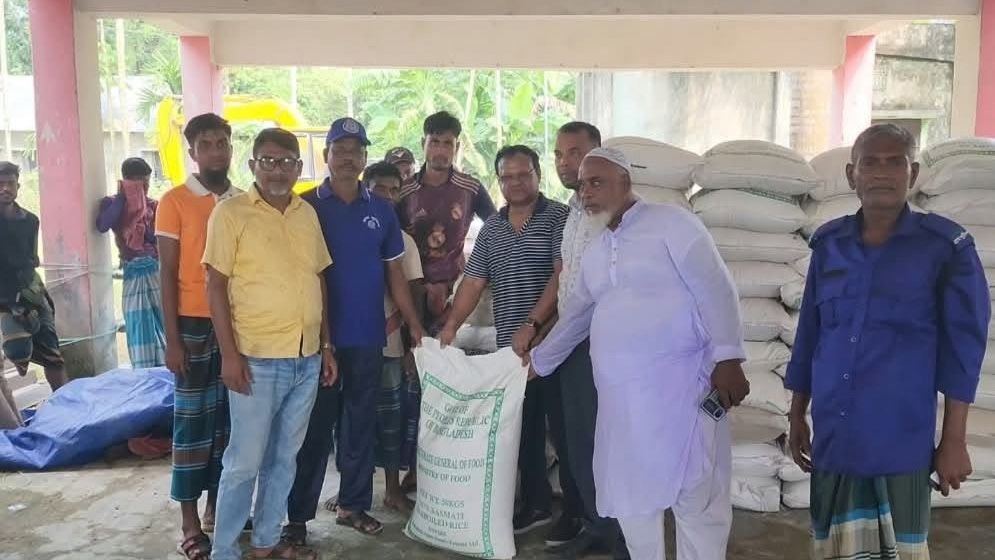 মা ইলিশ আহরণ থেকে বিরত রাখতে ২৮ হাজার ৯২৯ জেলেকে ৭২৩ টন চাল বিতরণ