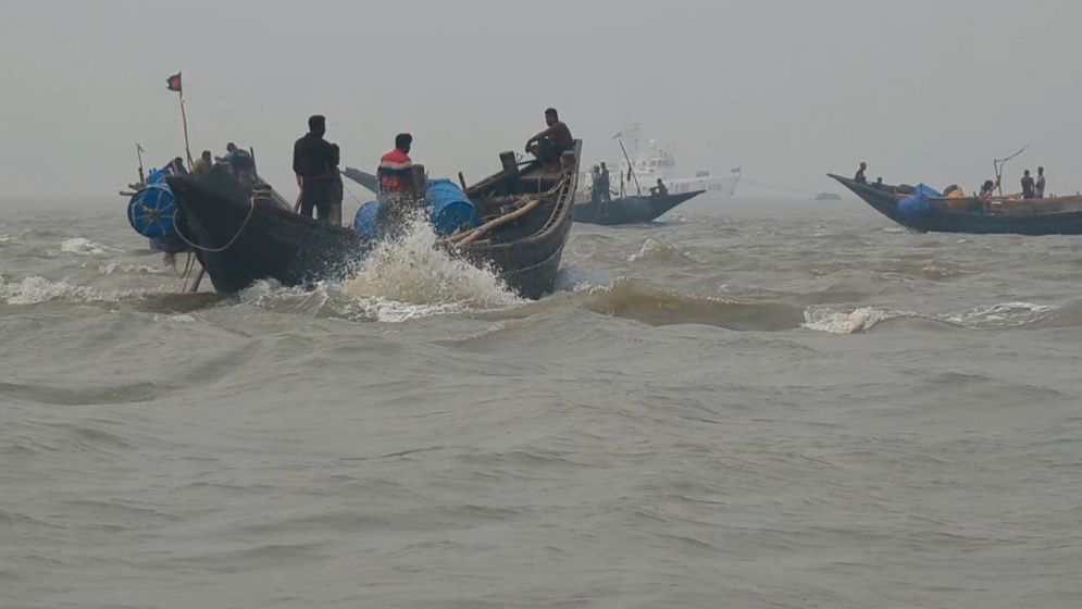 মা ইলিশ রক্ষায় সাগর-নদীতে ২২ দিনের নিষেধাজ্ঞা শুরু