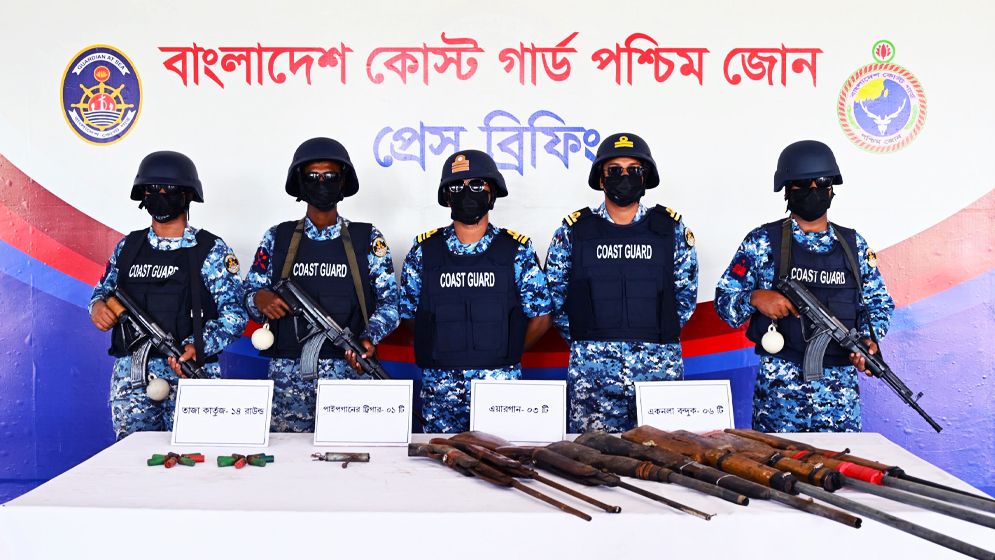 মোংলায় শেলা নদী ফরেস্ট সংলগ্ন এলাকা থেকে বিপুল পরিমাণ অস্ত্র ও গোলাবারুদ উদ্ধার