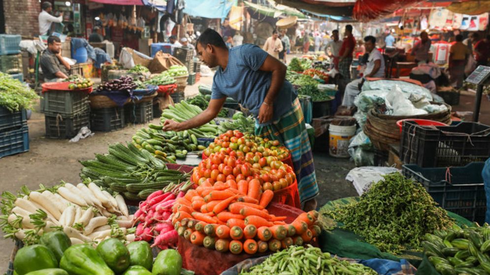 বাজারে নেই স্বস্তি, ক্রেতার কপালে চিন্তার ভাঁজ