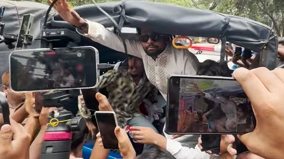 রবীন্দ্রনাথের গ্রাফিতিতে কালি দিতে গিয়ে আটক আয়াস