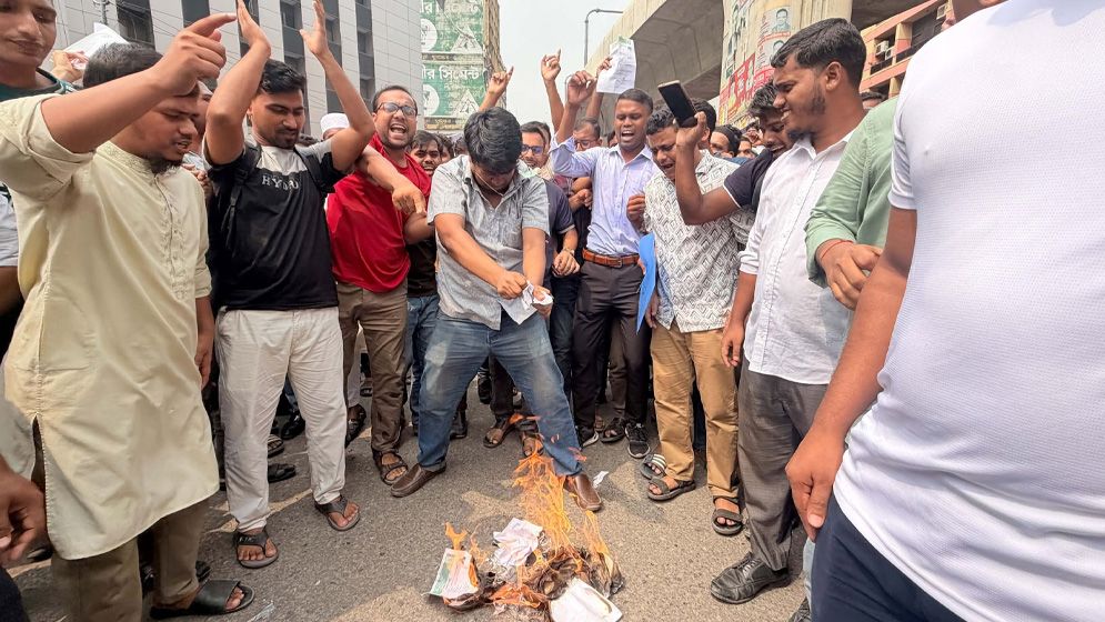 যুব উন্নয়ন অধিদফতরের প্রশ্নপত্র ফাঁসের অভিযোগ: পরীক্ষা স্থগিত, সড়ক অবরোধ