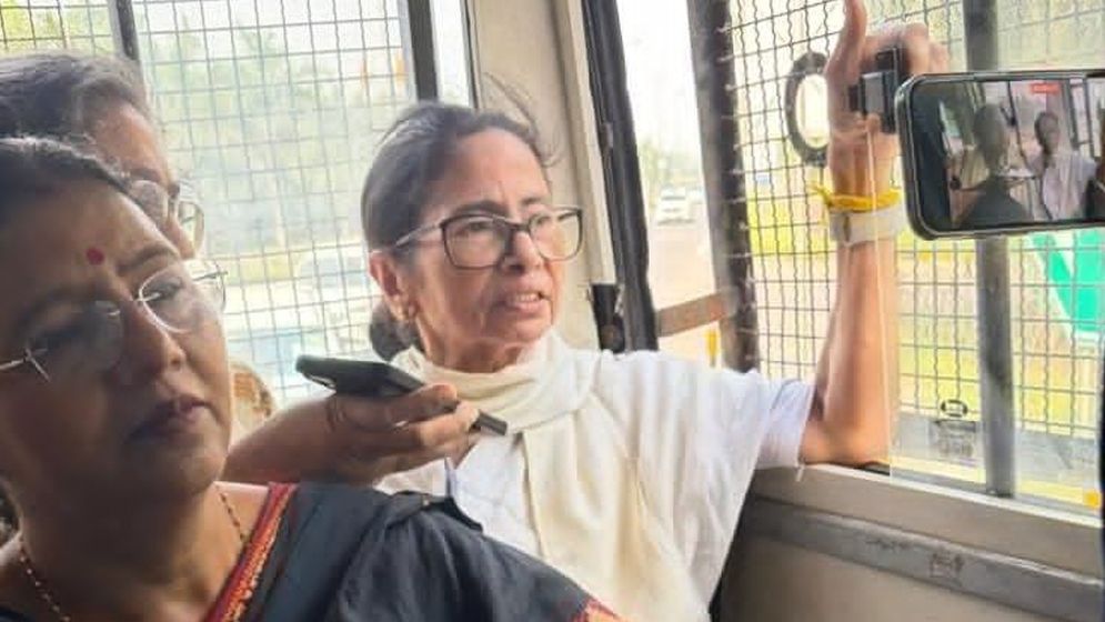 দিল্লিতে আটক মমতা ব্যানার্জি