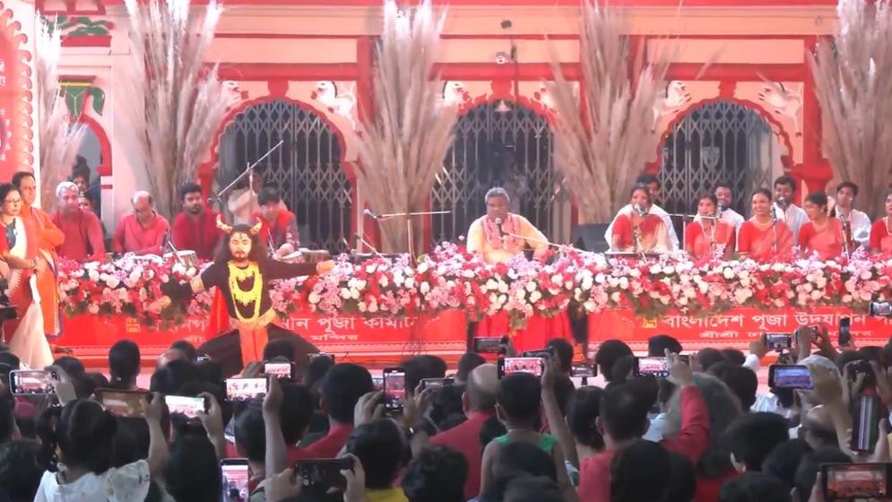দেবীপক্ষের সূচনায় রাজধানীর ঢাকেশ্বরী ও বনানীতে বিশেষ আয়োজন