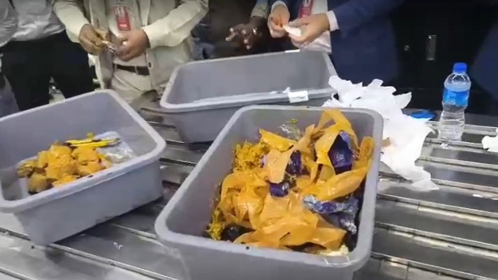 শাহজালালে এক যাত্রীর থেকে ২ কোটি ৭০ লাখ টাকার স্বর্ণালংকার-হীরা জব্দ