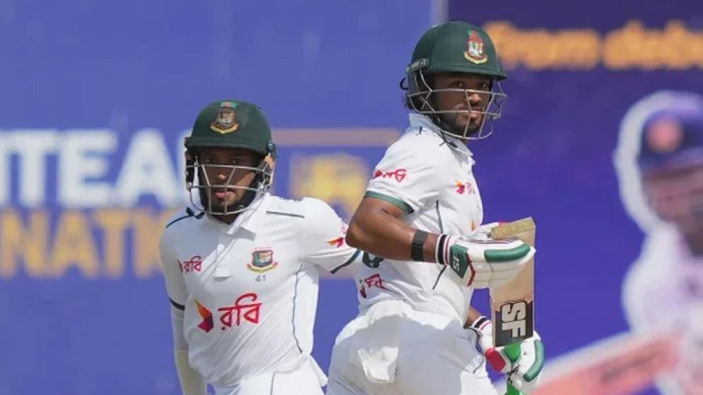 শেষ বেলায় ৩ উইকেট হারালেও ড্রাইভিং সিটে বাংলাদেশ