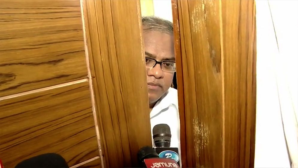২৪ ঘণ্টা ধরে অবরুদ্ধ চুয়েটের ভিসি, বললেন ‘প্রচণ্ড মাথাব্যথা, একটু বিশ্রাম চাই’