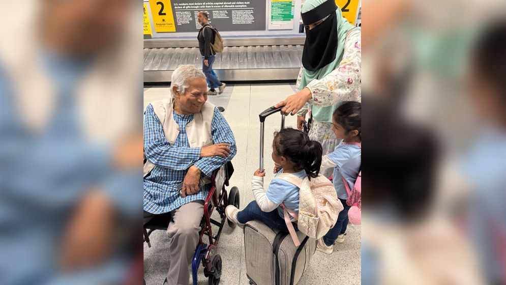ড. ইউনূসের সঙ্গে হঠাৎ দেখা, শিশুর সঙ্গে হাস্যোজ্জ্বল মুহূর্ত ধরা পড়লো ক্যামেরায়