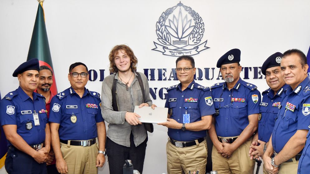 জার্মান পর্যটকের উদ্ধারকৃত ল্যাপটপ হস্তান্তর করেছে পুলিশ