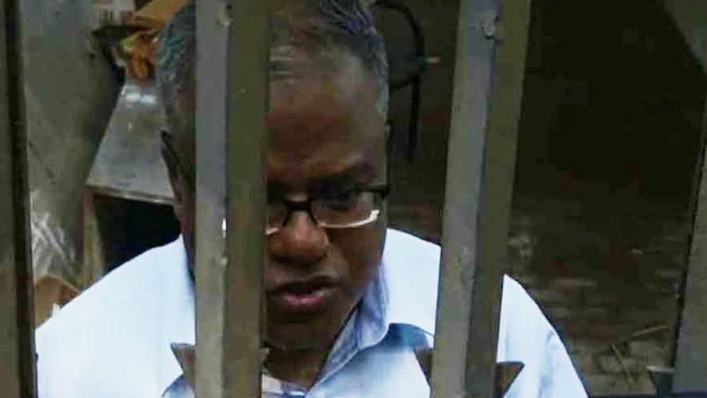 ৩০ ঘণ্টা পর অবরুদ্ধ চুয়েট ভিসিকে উদ্ধার করলেন ডিসি-এসপি, নেওয়া হচ্ছে হাসপাতালে