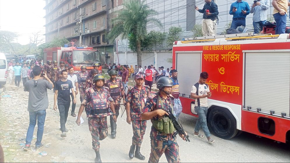 টঙ্গীতে আগুন: উদ্ধার সহায়তায় সেনাবাহিনী ও পুলিশের সঙ্গে যোগ দিয়েছে বিজিবি