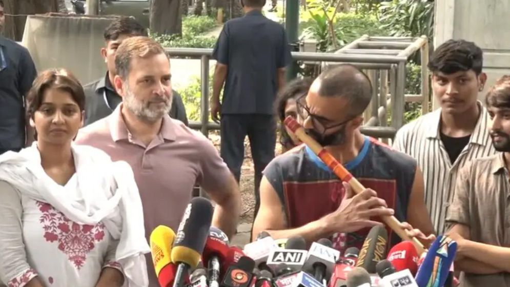লাঠির জবাব বাঁশিতে, প্রতিবাদের ভিন্ন সুর শোনালেন রাহুল গান্ধি