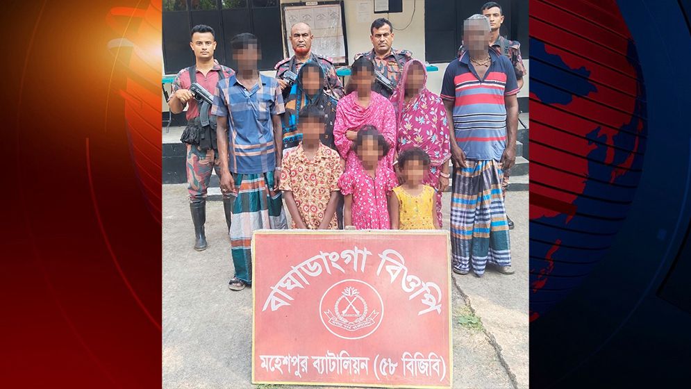 ঝিনাইদহের মহেশপুর সীমান্তে নারী শিশুসহ আটক ৮