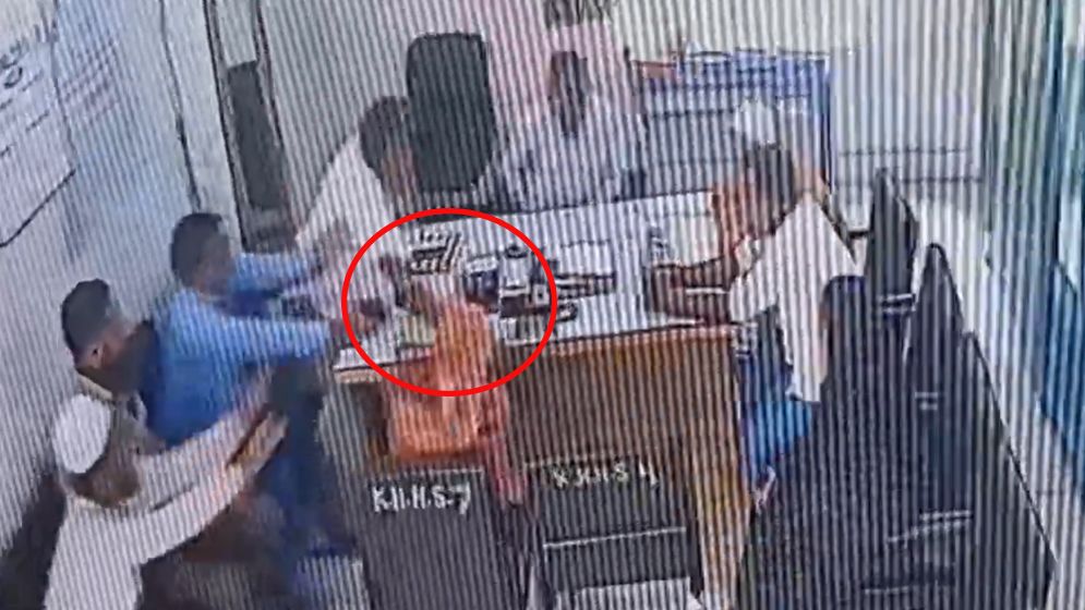 রূপগঞ্জে বিএনপি নেতার বিরুদ্ধে শিক্ষিকাকে চড়থাপ্পরের অভিযোগ