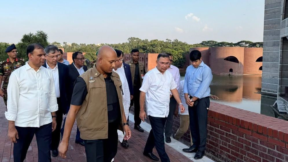 সংসদ ভবন প্রাঙ্গণ পরিদর্শন করলেন প্রধানমন্ত্রী, পরিচ্ছন্নতা ও সংস্কারের নির্দেশ