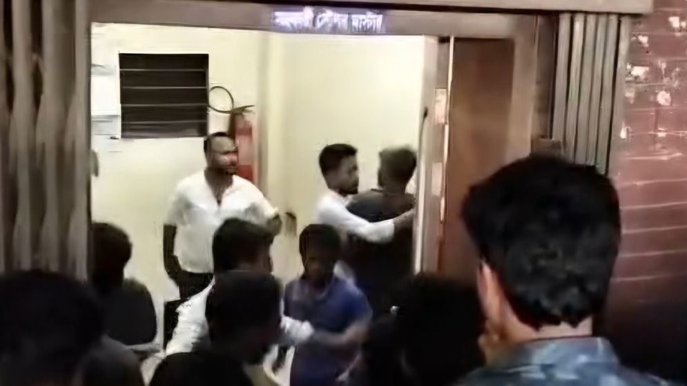 ব্রাহ্মণবাড়িয়ায় বিনা টিকিটের যাত্রীকে আটক করায় দুই রেলকর্মীকে মারধরের অভিযোগ