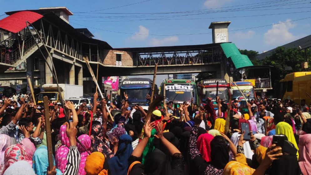 রাজধানীর উত্তরায় পোশাকশ্রমিকদের সড়ক অবরোধ