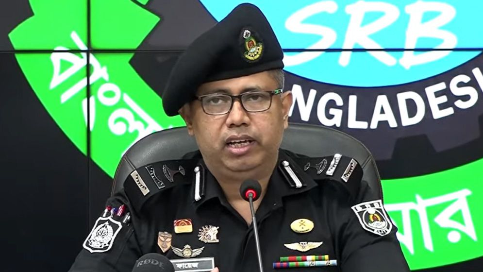 হোয়াটসঅ্যাপে প্রশ্নপত্র সরবরাহ করতো চক্রটি, নিতো ৮ থেকে ১০ লাখ টাকা: এসআরবি