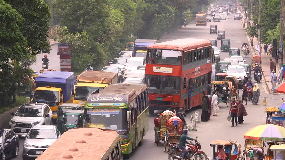 ঢাকার পরিবহনে শৃঙ্খলা ফেরাতে ৩২ রুটে ৩২ কোম্পানির বাস, থামবে কি অসুস্থ প্রতিযোগিতা?