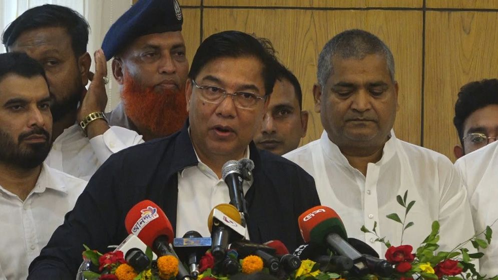 ডিসেম্বরে শেখ হাসিনার দেশে আসা বা উঁকি দেওয়া হাস্যকর: বিমানমন্ত্রী