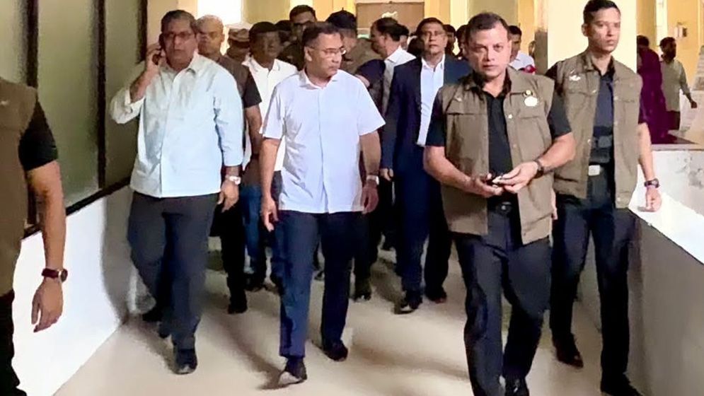 শিশু হাসপাতালে ধূমপানরত চিকিৎসককে হাতেনাতে ধরলেন প্রধানমন্ত্রী, বরখাস্তের নির্দেশ