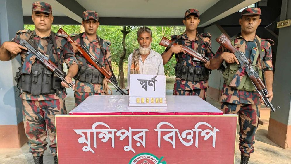 চুয়াডাঙ্গার মুন্সিপুর সীমান্তে কোটি টাকার স্বর্ণসহ পাচারকারী আটক