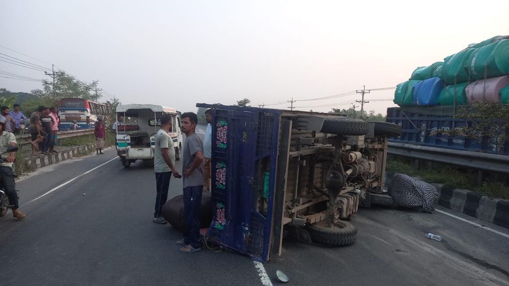 টাঙ্গাইলে বাস-পিকআপ-মোটরসাইকেলের ত্রিমুখী সংঘর্ষ, নিহত ২