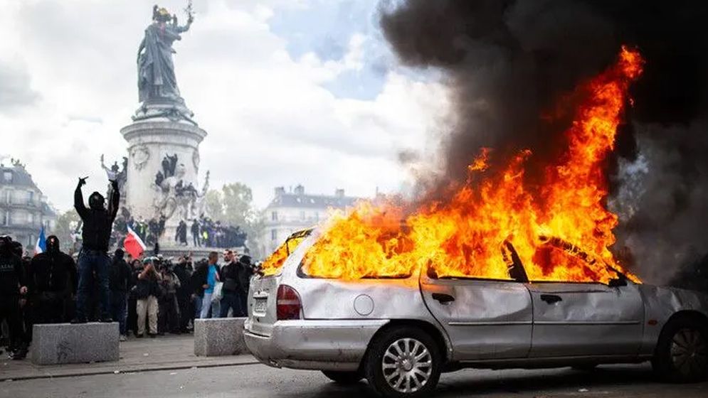 ফ্রান্সে ‘ইয়েলো ভেস্ট’ বিক্ষোভ, গ্রেফতার ১৮’শ