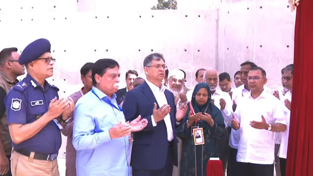 ওসমানী উদ্যানে জুলাই স্মৃতিস্তম্ভ ও উদ্যান আধুনিকায়নের উদ্বোধন করলেন প্রধানমন্ত্রী