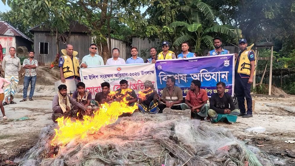 রাজবাড়ীতে ২ লক্ষ মিটার কা‌রেন্ট জালসহ ৮ জে‌লে আটক
