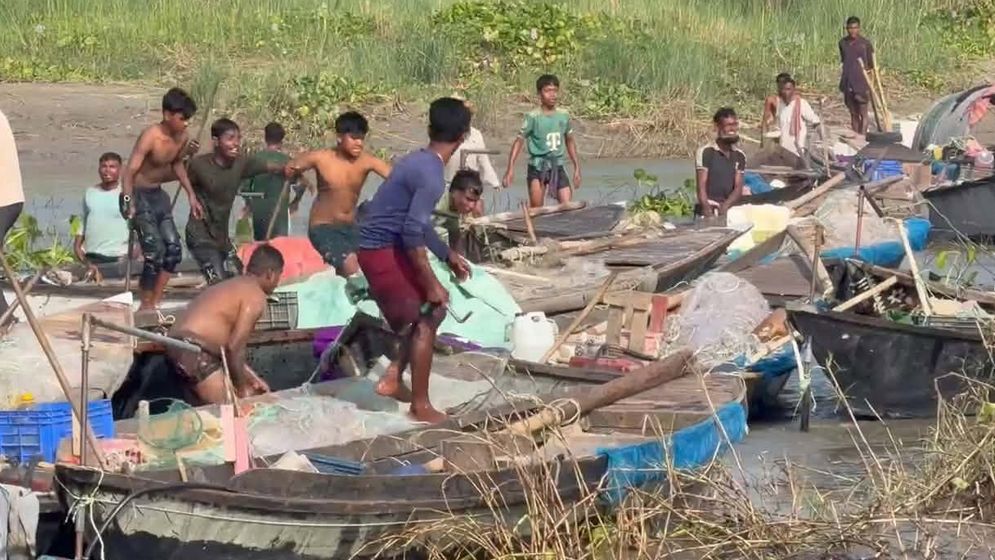 ইলিশ শিকারে নিষেধাজ্ঞায় মৎস বিভাগের চলমান অভিযানে জেলেদের হামলা