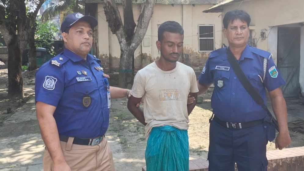 পাবনার ফরিদপুরে 'নেশার টাকা না' পেয়ে মাকে জবাই করে হত্যার অভিযোগ, ছেলে আটক