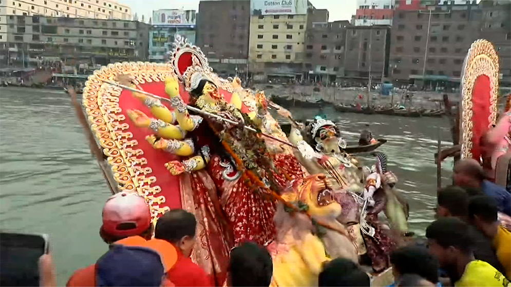 নেচে-গেয়ে-বিষাদে বিদায়, নৌকায় চেপে স্বামীর ঘরে ফিরছেন দুর্গা