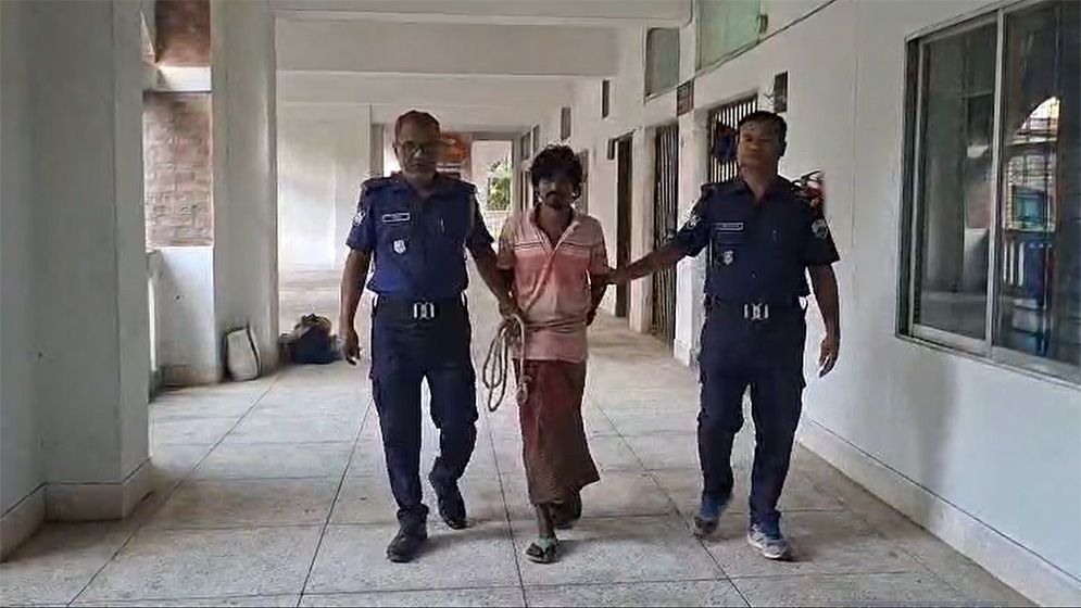 জয়পুরহাটে থানায় পুলিশ পেটানোর অভিযোগে যুবক গ্রেফতার