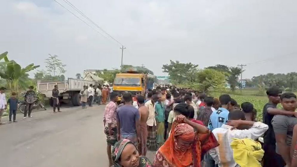 খুলনা-সাতক্ষীরা মহাসড়কে বাস-ট্রাক মুখোমুখি সংঘর্ষ, আহত ৩০