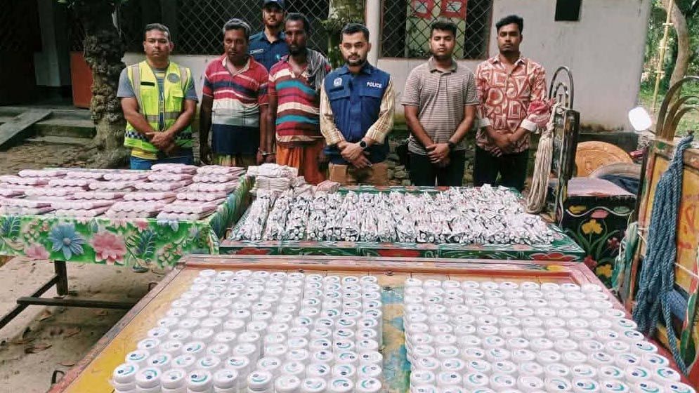 চুয়াডাঙ্গায় বিপুল পরিমাণ ভারতীয় প্রসাধনী ও ক্রিম জব্দ