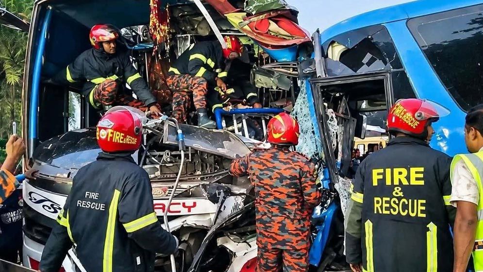 নাটোরের দুই বাসের মুখোমুখি সংঘর্ষ, নিহত ১