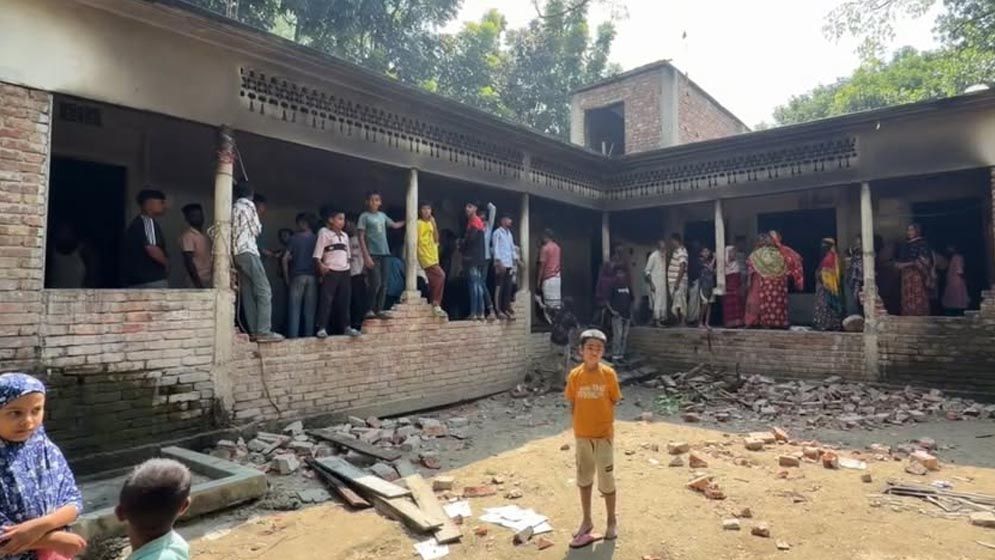 পাবনায় শিশু শিক্ষার্থীকে ধর্ষণচেষ্টা, পরিচালক আটক ও মাদরাসা ভাঙচুর
