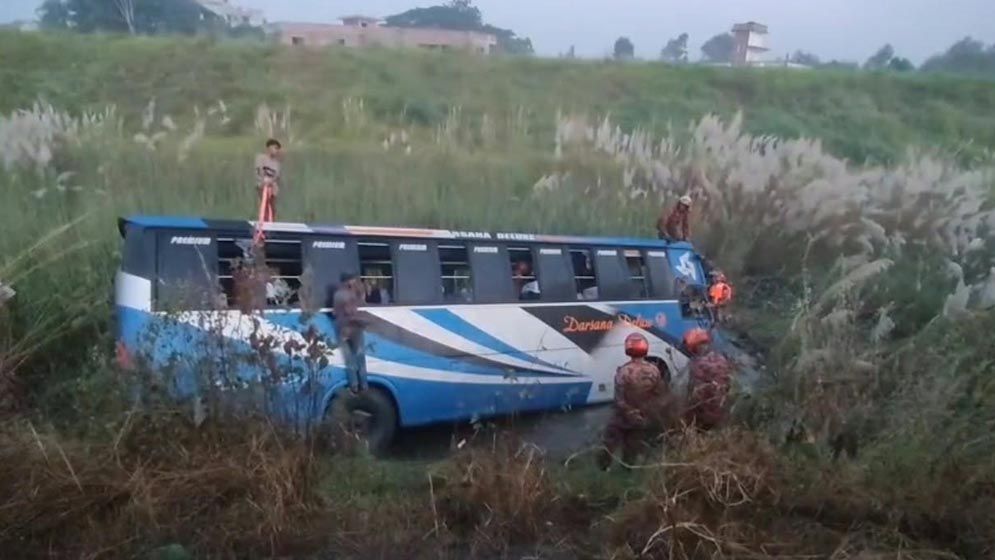 মুন্সিগঞ্জের শ্রীনগরে বাস খাদে পড়ে নিহত ৩