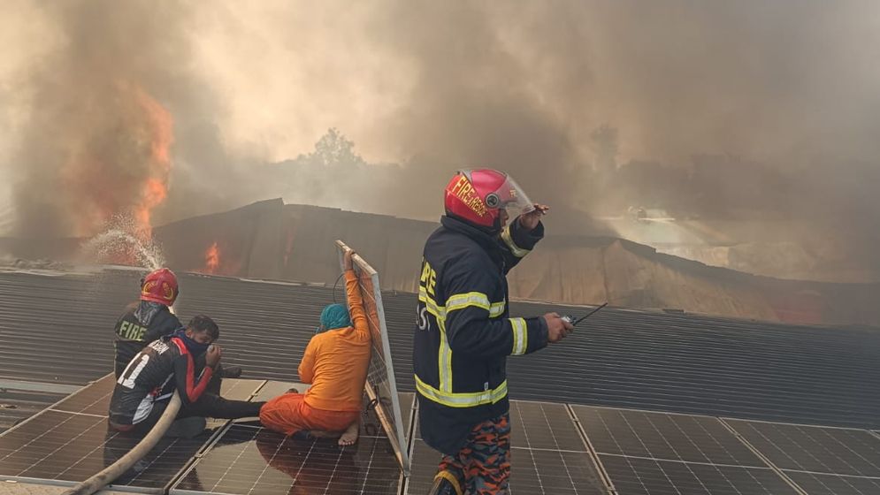 গাজীপুরের কাশিমপুরে পোশাক কারখানার গোডাউনে অগ্নিকাণ্ড