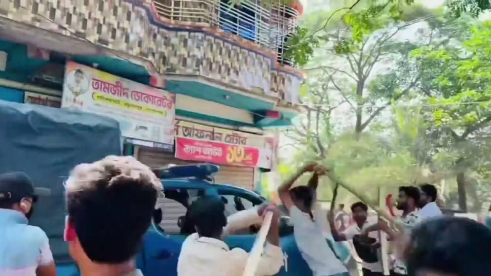 গোপালগঞ্জে পুলিশের গাড়িতে হামলা-ভাংচুর, আহত ২ পুলিশ