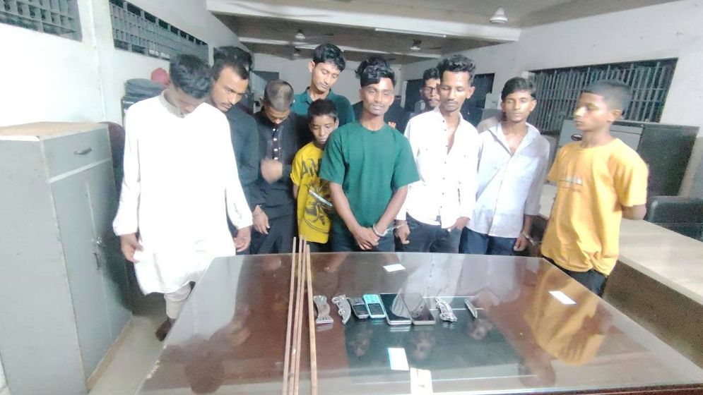 ২৪ ঘণ্টায় মোহাম্মদপুরে ১৩ ছিনতাইকারী গ্রেফতার