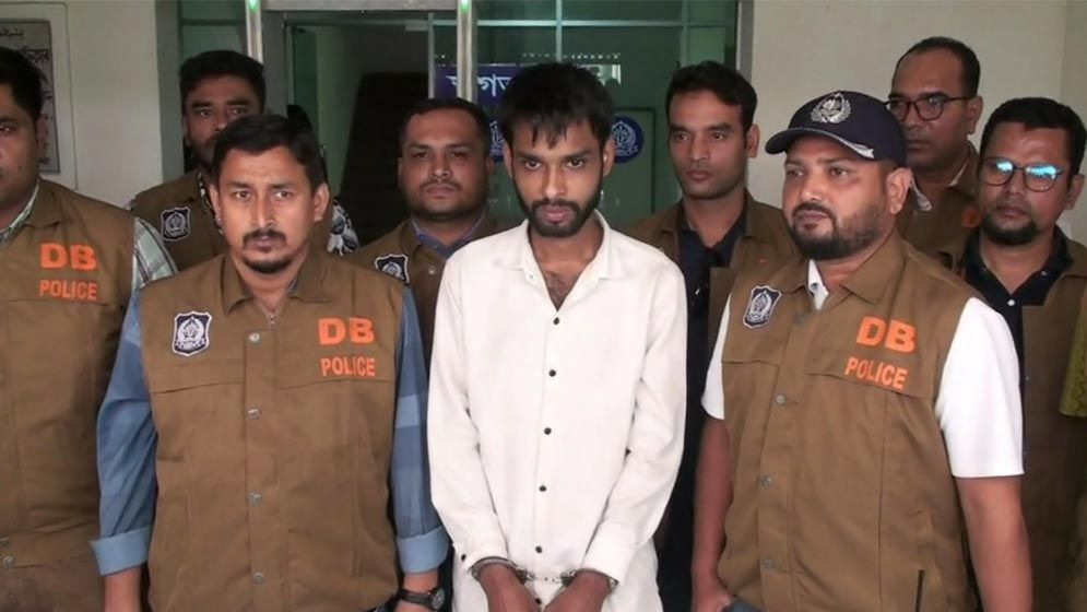 প্রধানমন্ত্রীর প্রেস সচিবের স্টাফ পরিচয়ে প্রতারণার অভিযোগ, গ্রেফতার ১