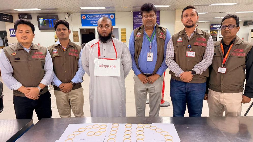 শাহ আমানতে যাত্রীর ব্যাগ থেকে ৪৯টি স্বর্ণের চুড়ি উদ্ধার, মূল্য প্রায় ২ কোটি ৮০ লাখ টাকা