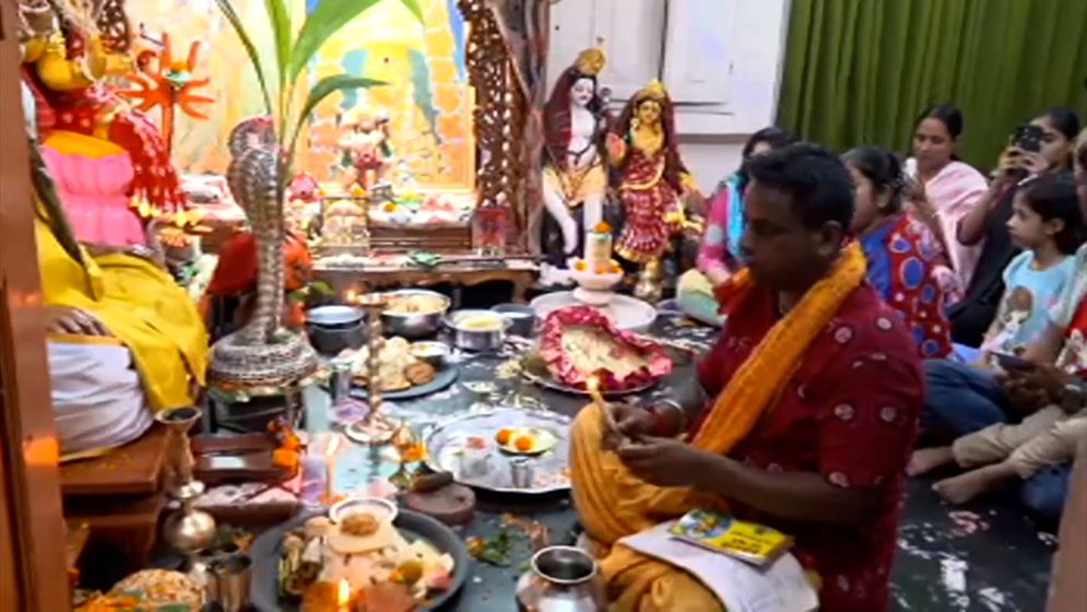 দেবী লক্ষ্মীর আরাধনায় মেতেছেন সনাতন ধর্মাবলম্বীরা