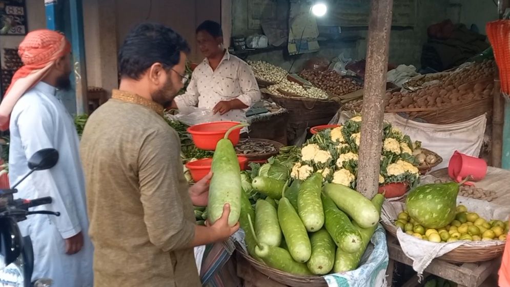 পঞ্চগড়ে মাঠে প্রতি পিস লাউ ২ টাকা, স্থানীয় বাজারে ২০, ঢাকায় এসে বিক্রি ৬০ টাকায়