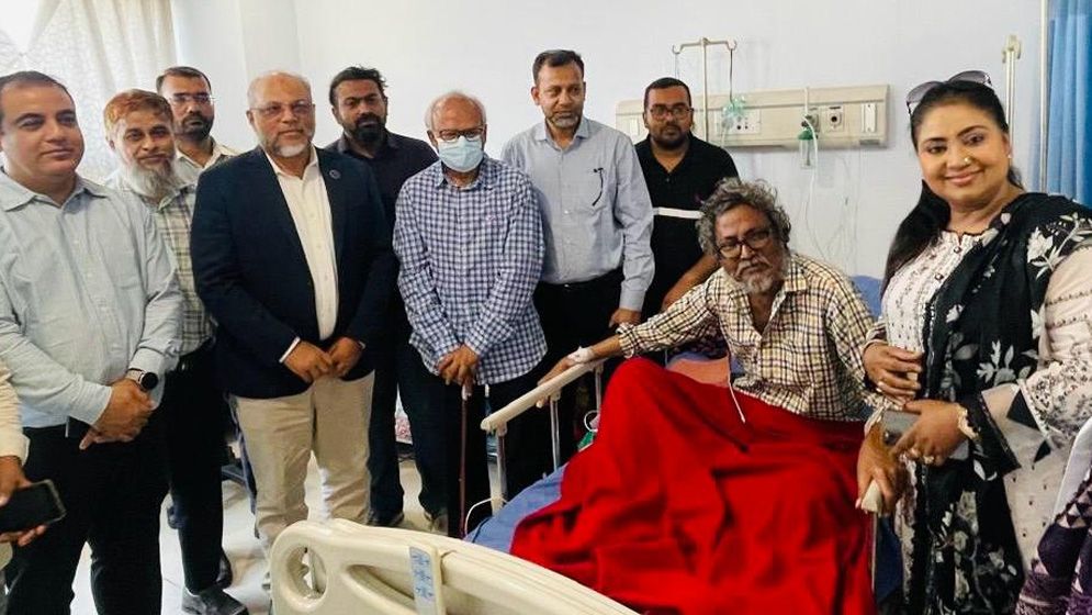 ক্যান্সার আক্রান্ত সিজেএফবি সভাপতিকে দেখতে গেলেন রিজভী