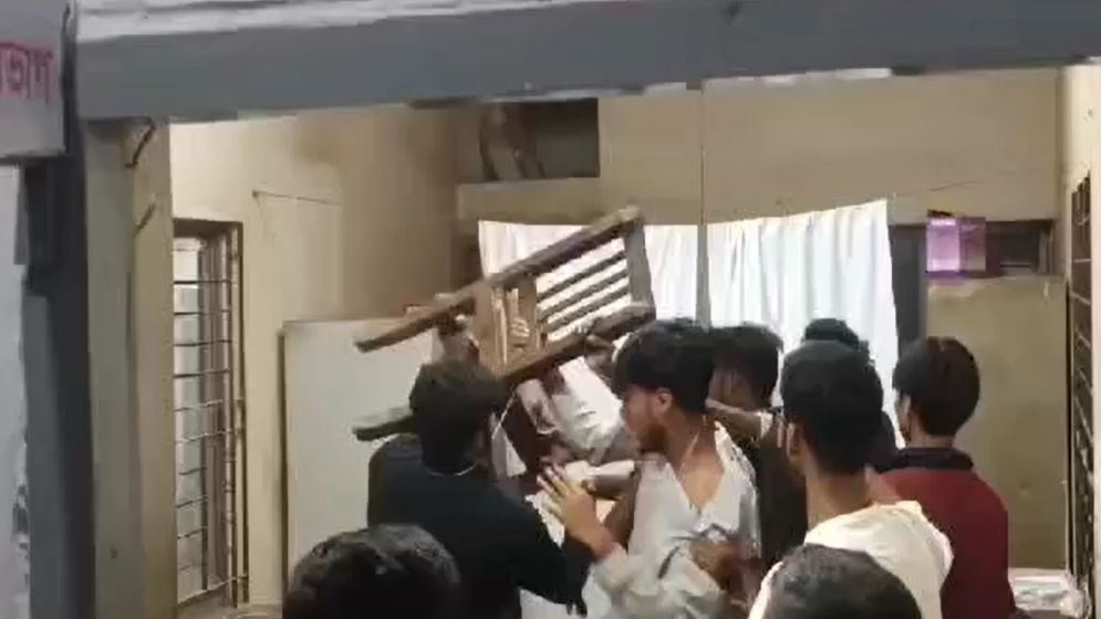 লক্ষ্মীপুরে হাসপাতালে স্বেচ্ছাসেবক দলের নেতাকে পেটালেন ছাত্রদলের নেতা